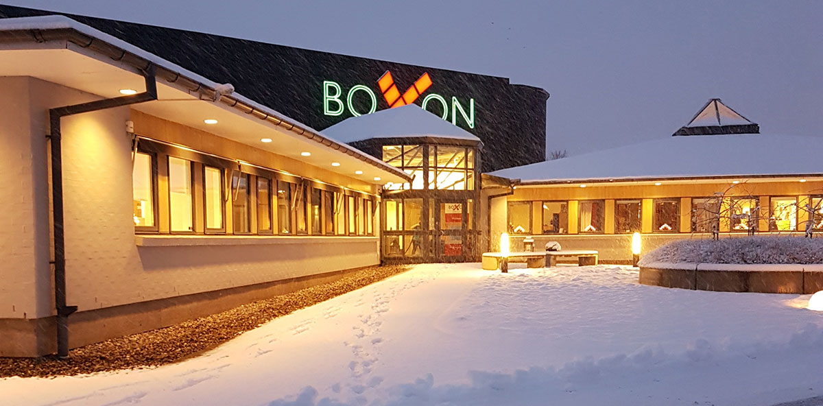 從瑞典赫爾辛堡南部Raml?sa的木箱工廠(chǎng)，到一家領(lǐng)先的跨國(guó)包裝集團(tuán)，這是博殼松八十多年來(lái)的發(fā)展概況。Boxon Headquarter Sweden